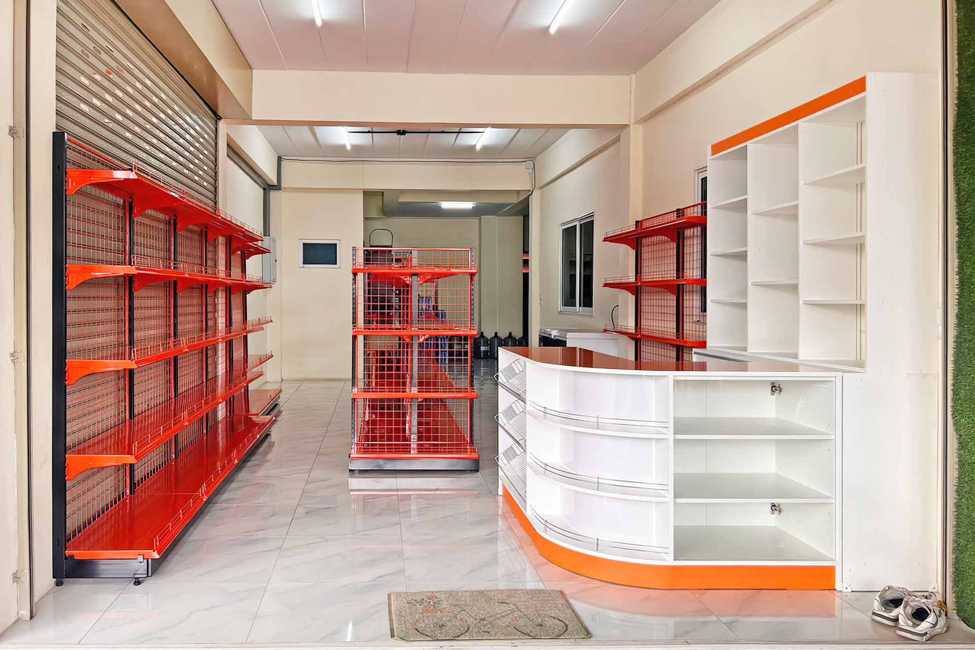 เซตชั้นวางสินค้าและเคาน์เตอร์คิดเงินสั่งผลิต สีส้ม-ดำ ในตึก 1 คูหาร้านคุณธีรพงษ์ มาบยางพร
